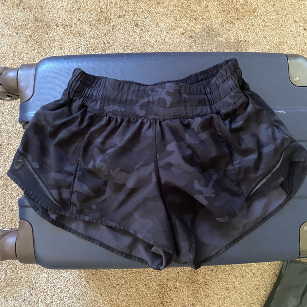 Lululemon Hotty Hot Shorts 2.5” in Black Camo